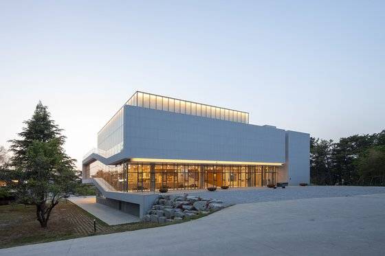육군부사관학교 위병소를 통과하면 '학록도서관'을 만날 수 있다. 익산에서 나는 화강암(황등석)으로 외관을 마감했다. [사진 김재윤 작가]