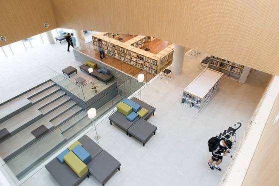 하늘계단에서 중앙홀을 내려다 본 모습. [사진 나승현 건축가]