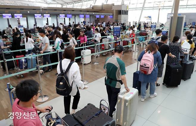 휴가철 붐비는 인천공항. [기사내용과 관련없음]. 경향신문 자료사진
