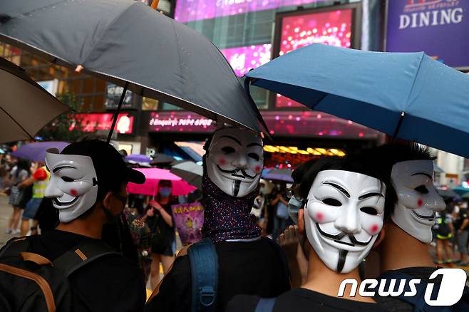 홍콩 시위대가 가장 즐겨 쓰는 가이 포크스 가면 © 로이터=뉴스1 © News1 박형기 기자