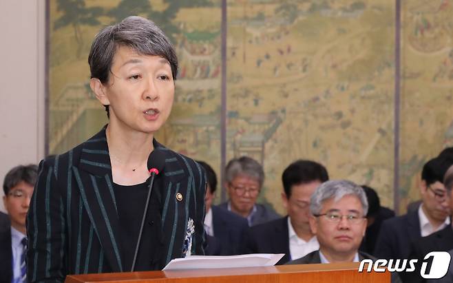 정재숙 문화재청장이 7일 서울 여의도 국회에서 열린 문화체육관광위원회 국정감사에서 업무보고를 하고 있다. 2019.10.7/뉴스1 © News1 김명섭 기자