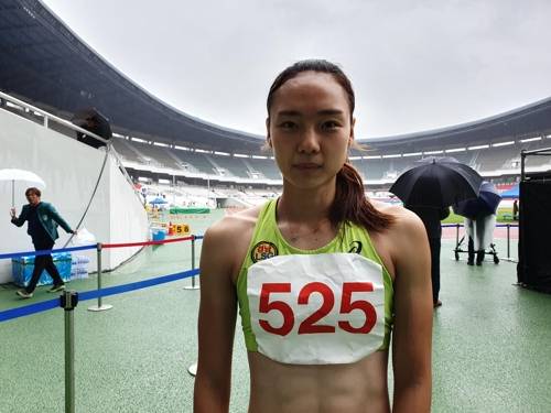 전국체전 여자 100·200ｍ를 석권한 김민지 (서울=연합뉴스) 김민지가 7일 서울시 잠실종합운동장에서 열린 제100회 전국체전 여자 일반부 200ｍ 결선에서 우승한 뒤 연합뉴스와 인터뷰하고 있다.