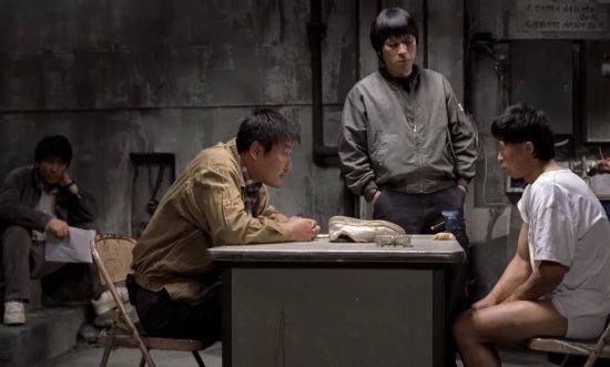 영화 '살인의 추억'의 한 장면. [사진=영화 '살인의 추억' 스크린샷]