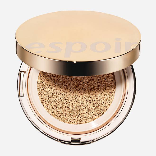 에스쁘아 프로 테일러 비 글로우 쿠션 SPF 42 PA++ 3만5천원(리필 포함)▶매끈 커버라는 새로운 키워드를 배출한 제품으로 내 피부처럼 자연스러운 생생 리얼 광채를 연출해준다. 레이어링해도 스며들듯 밀착돼 두꺼워지지 않는다.▶써봤더니 : 유리알 같은 독보적 광을 연출하는 제품. 커버력이 특별히 뛰어나진 않지만 마치 투명한 유리를 통해 피부를 보는 듯한 효과가 있어 매끈하고 결점 없는 피부처럼 느껴지는 신기한 매력이 있다. 컬러 톤도 맑아 막 스파를 받고 나온 것 같은 싱싱함이 하루 종일 살아 있다.