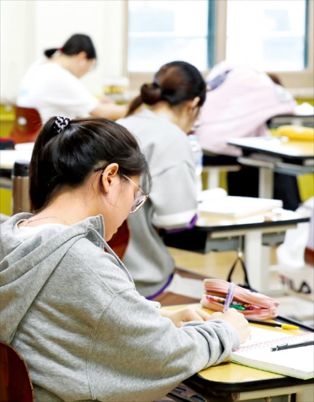 서울의 한 고등학교에서 학생들이 수능 모의고사를 치르고 있다. /한경 DB