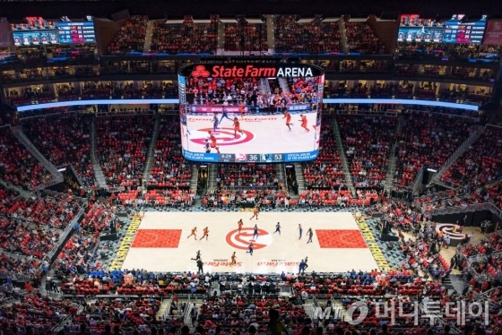삼성전자가 미국 프로농구(NBA)팀 '애틀란타 호크스(Atlanta Hawks)'의 홈경기장인 '스테이트 팜 아레나(State Farm Arena)'에 스마트 LED 사이니지를 활용해 초대형 스크린을 설치했다고 28일 밝혔다./사진=뉴시스