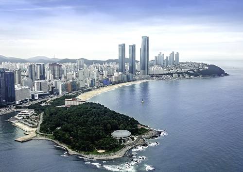 사진설명 : 동백섬, 해운대해수욕장, ‘시그니엘 부산’이 들어서는 101층 엘시티로 이어지는 해운대 해변 전경