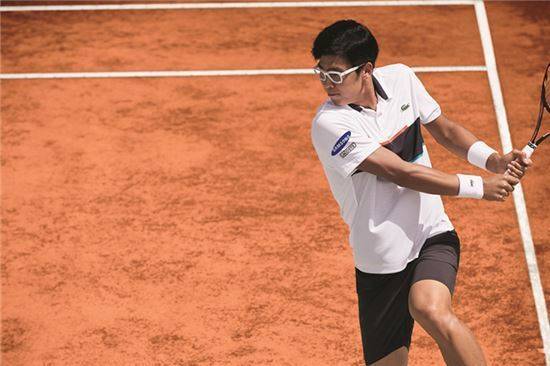 라코스테 피케셔츠를 입은 테니스 선수 정현 [사진=라코스테 제공]