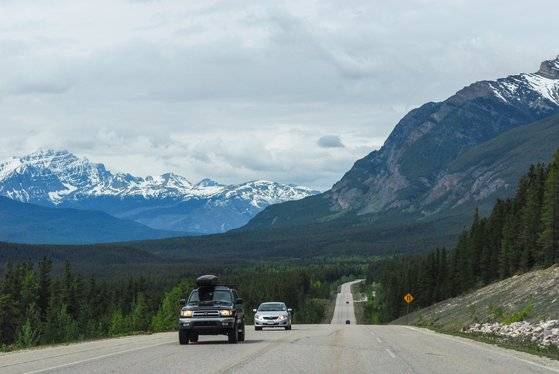지난 9월 16일부터 영국, 스위스, 캐나다 등 33개국에서 통용되는 '영문 운전 면허증' 발급이 시작됐다. 해외서도 렌터카를 이용하는 여행객이 급증할 전망이다. 캐나다 아이스필드 파크웨이를 달리는 자동차들. [중앙포토]