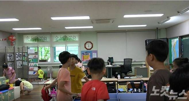 어룡초등학교 교실 공간은 당시 열린 교육 열풍으로 일반 학교보다 1.5배 크게 지어졌다. 쉬는 시간에 탁구를 치는 학생들. (사진=문수경 기자)