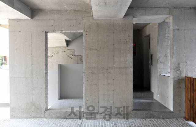 두 동의 건물을 맞벽 형식으로 지은 무목적은 지하 1층부터 옥상까지 계단과 다양한 통로, 문이 있어 걷는 재미를 준다. /권욱기자