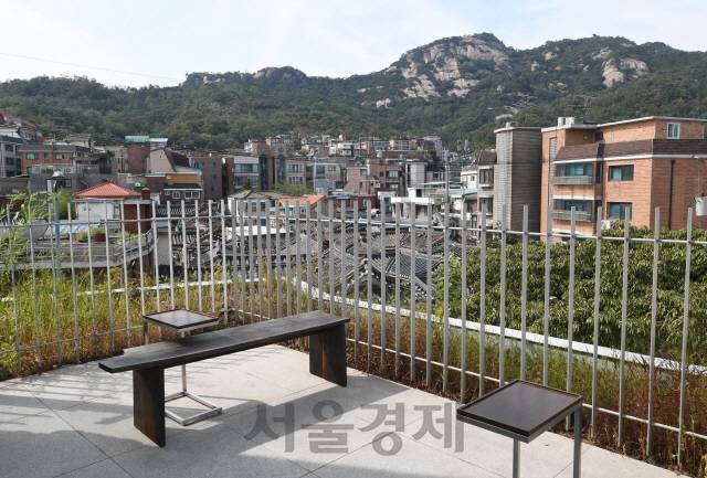 무목적 옥상에서 바라본 서촌 풍경. 병풍처럼 펼쳐진 인왕산 뷰를 즐길 수 있다./권욱기자