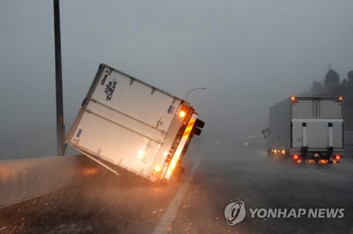 태풍에 쓰러진 일본 트럭 지난달 9일 태풍 파사이가 강타한 일본 도쿄 인근 지바(千葉) 현 도미사토 고속도에서 강풍에 트럭이 넘어져 있는 모습 [EPA=연합뉴스 자료사진]