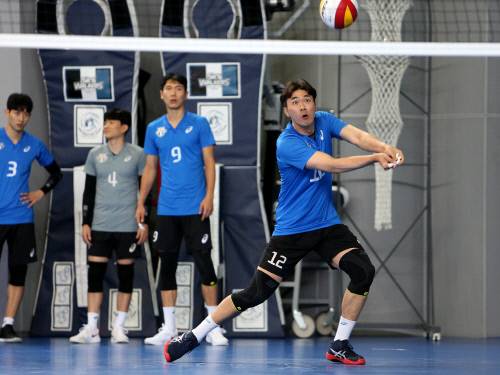 현대캐피탈 전광인(맨 오른쪽)이 리시브 훈련을 하고 있다. 제공 | 현대캐피탈