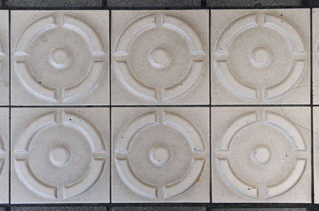 [이형 점자블록] 서울 종로3가역 환승 통로에 설치된 이형 점자블록. 1996년~1998년 사이에 설치된 점자블록으로 관련 법규 시행 이후 표준 블록으로 교체됐어야 하나 20년 넘게 방치돼 왔다.