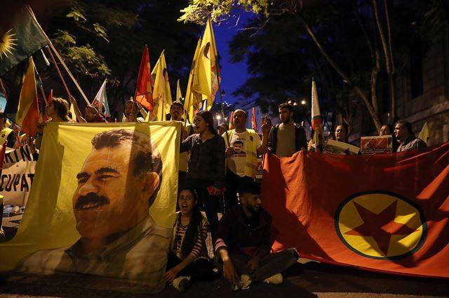 그리스에 거주하는 쿠르드인들이 9일 아테네에서 시리아 북동부를 침공한 터키의 군사행동을 비난하며 시위를 하고 있다. 아테네=로이터 연합뉴스