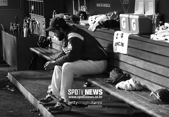 ▲ 5차전 연속타자 피홈런으로 강판된 뒤 망연자실한 클레이튼 커쇼