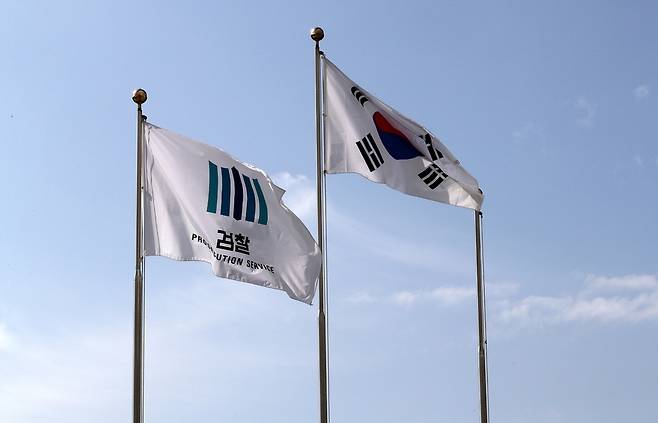 서울 서초동 대검찰청 청사 앞 검찰 깃발. 강재훈 선임기자 khan@hanii.co.kr