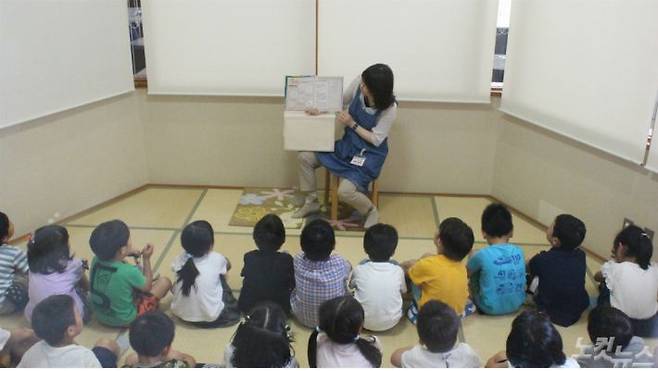 학생들은 언제든지 도서관 열람실로 갈 수 있다. 지역 주민들도 학교 수업이 끝나면 학교 시설인 체육관과 음악실을 사용한다. 지역 주민들이 학생들에게 옛날 놀이를 알려주는 교육동아리가 있는가 하면, 학생들 앞에서 수업을 하는 모임도 있다. 지역 주민들과 학생들은 학교를 통해 지역 축제 행사에 참여한다고도 한다. 사진은 공민관 도서관 사서가 학생들에게 책을 읽어주는 모습. (사진=정재림 기자)