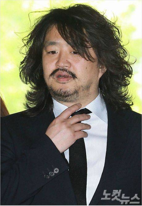 방송인 김어준 씨. 자료사진 

김씨와 주진우 시사인(IN) 기자는 공공장소에서 8차례에 걸쳐 민주통합당 김용민 후보와 정동영 후보 등 특정 후보에 대한 공개적인 지지선언과 공개집회를 개최한 혐의를 받고 있다. 황진환기자