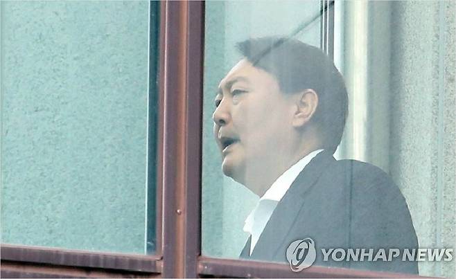 윤석열 검찰총장이 10일 점심식사를 하기 위해 서울 서초동 대검찰청 구내식당으로 가고 있다. 2019.10.10 (사진=연합뉴스 제공)