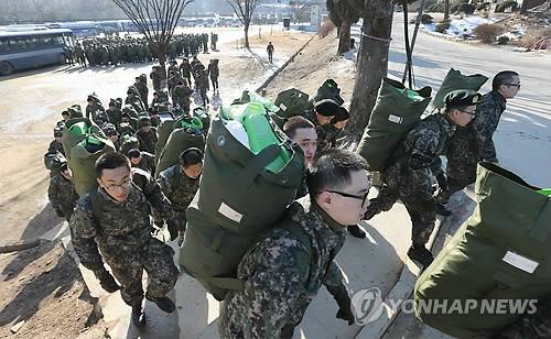신교대로 가는 입영장정들 [연합뉴스 자료사진]