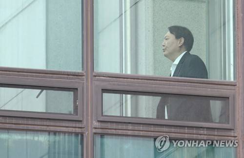 구내식당으로 이동하는 윤석열 검찰총장 (서울=연합뉴스) 김주성 기자 = 윤석열 검찰총장이 10일 점심식사를 하기 위해 서울 서초동 대검찰청 구내식당으로 가고 있다. 2019.10.10      utzza@yan.co.kr