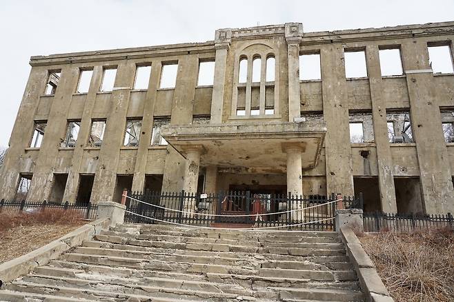 강원도 철원군 철원읍 관전리에 있는 옛 조선노동당의 철원 당사. 골조만 남은 3층 건물 곳곳에 포탄과 총탄 자국이 선명하게 남아 있다.