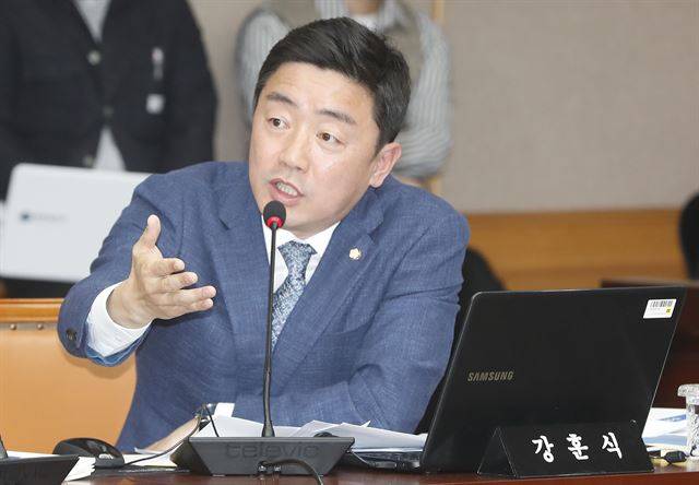 강훈식 더불어민주당 의원이 8일 오전 대전시청 대회의실에서 열린 국회 국토교통위원회의 대전시와 세종특별자치시에 대한 국정감사에서 질의를 하고 있다. 뉴스1