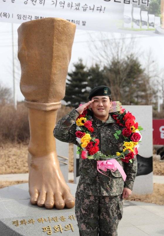 하재헌 선수가 지난 1월 열린 전역식을 마친 뒤 경기도 파주 임진각 평화누리 공원 '평화의 발'동상앞에서 거수 경례를 하고 있다. [중앙포토]