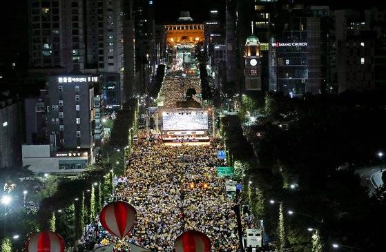 검찰 개혁을 촉구하고 조국 법무부 장관을 지지하는 집회가 5일 서울 서초동에서 열렸다. [뉴스1]