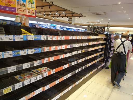 초대형 태풍인 제19호 태풍 하기비스가 일본에 접근하는 11일 도쿄의 한 슈퍼마켓의 매대가 태풍에 대비한 사재기로 텅텅 비어있다. 일본에서는 태풍 피해에 대비해 생수와 비상&nbsp;식품 등 생활필수품을 준비하도록 권고하고 있다. 도쿄=김청중 특파원