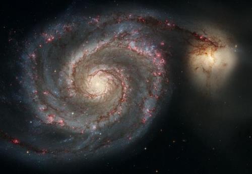 허블망원경이 포착한 대형 은하의 위성 은하 흡수 이미지 나선은하 M51a가 주변의 위성은하 M51b를 흡수하는 과정을 나타내는 이미지로 LMC가 우리은하에 충돌해 합병되는 과정도 이와 비슷할 것으로 예상되고 있다. [NASA, ESA, S. 벡위드(STSci), 허블 헤리티지 팀 제공]