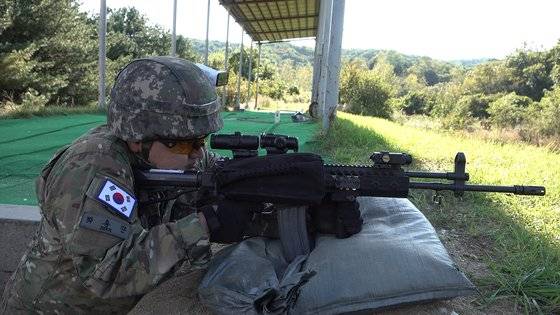 지난달 30일 육군 27사단에서 기자가 워리어 플랫폼으로 전투력을 키운 신형 K2C1 소총을 사격하고 있다. 수직 손잡이을 잡을 수 있어 사격 안정성은 더욱 높아졌다. 영상캡처=강대석 기자