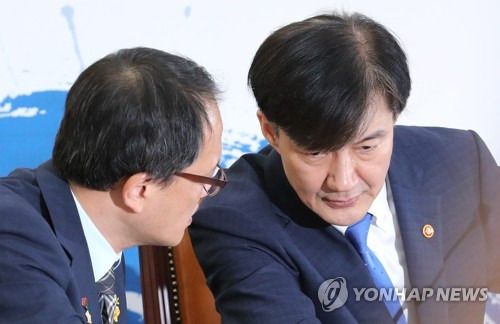 박주민-조국 '무슨대화?' (서울=연합뉴스) 김주형 기자 = 조국 법무부 장관(오른쪽)과 박주민 당 검찰개혁특위위원장이 13일 오후 국회 더불어민주당 대표실에서 열린 검찰개혁 고위 당정협의회에서 대화하고 있다. 2019.10.13 kjhpress@yna.co.kr