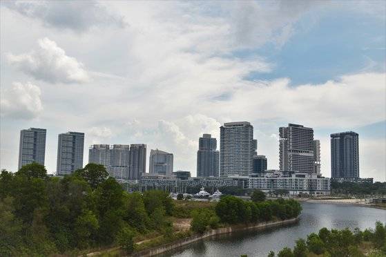 요트 선착장 뒤로 30층 짜리 고급 콘도들이 들어선 말레이시아 최남단 조호르바루의 신도시 푸트리 하버. 염지현 기자