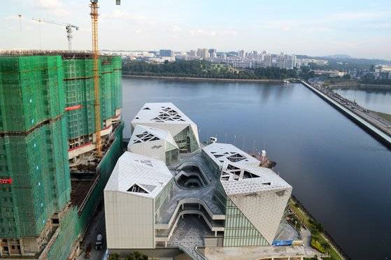 투자자와 이주자가 몰리면서 말레이시아 조호르바루 곳곳에서는 공사가 한창이다. 주상복합 R&F 프린세스 코브 너머로 싱가포르가 보인다. 조호르 해협을 가로지르는 육교(오른쪽)를 통하면 자동차로 30분 거리에 있다. 염지현 기자