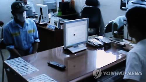 2012년 광진경찰서에서 조사를 받는 이모 씨 [연합뉴스 자료사진=서울 광진경찰서 제공]