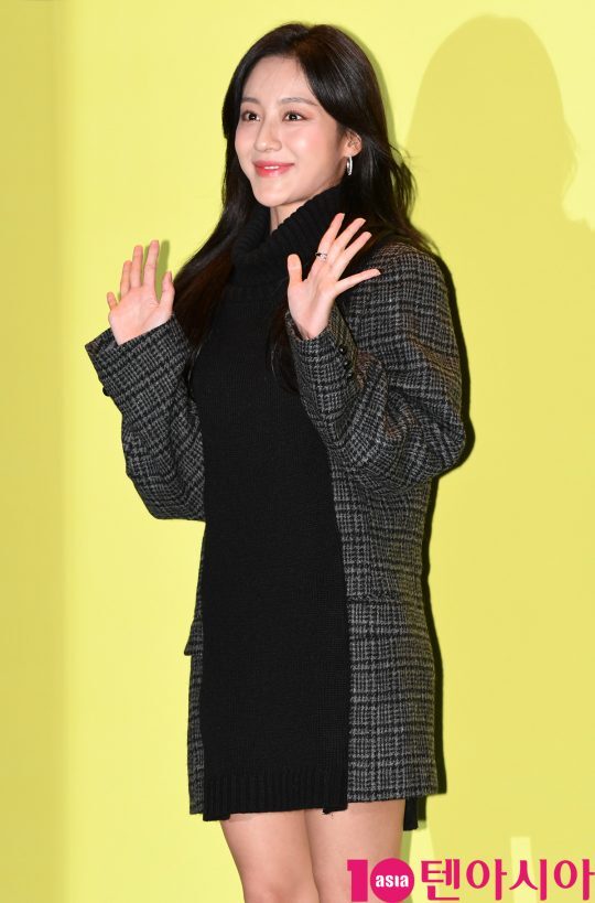 배우 강민아가 15일 오후 서울 동대문디자인플라자에서 열린 ‘2020 S/S 서울패션위크’ 얼킨 컬렉션에 참석하고 있다.