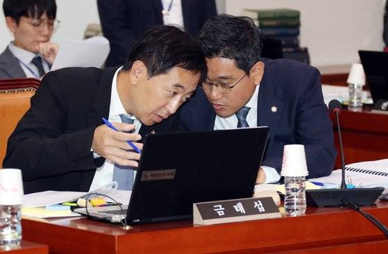 오신환 바른미래당 원내대표(오른쪽)와 금태섭 더불어민주당 의원이 15일 국회에서 열린 법제사법위원회의 법무부, 대한법률구조공당 등에 대한 국정감사에서 이야기를 나누고 있다. 변선구 기자