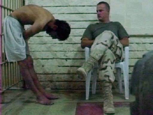 2004년 미군 병사가 바그다드 교외 아부그라이브 교도소에 수용된 이라크인 포로들을 학대하는 장면이 담긴 사진은 세계인의 공분을 자아냈다. 세계일보 자료사진
