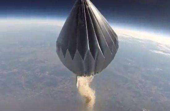 열기구를 타고 성층권으로 올라간 뒤 유해를 뿌려지고 있는 모습. [사진=유튜브 화면캡처]