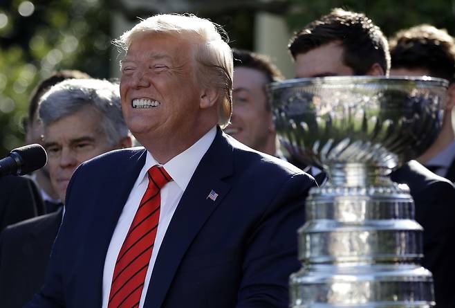 도널드 트럼프 미국 대통령이 15일(현지시간) 워싱턴 D.C. 백악관 로즈가든에서 열린 올해 북미아이스하키리그(NHL) 스탠리컵 우승팀 초청행사에 참석해 발언 중 자신의 치아를 드러내 보이며 웃고 있다. [AP=연합뉴스]