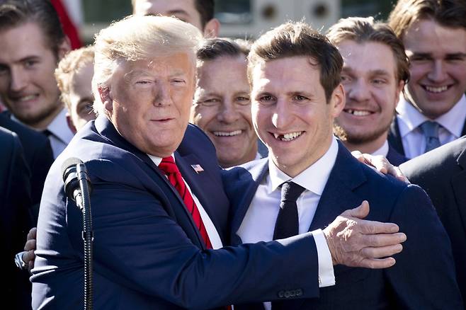 트럼프 대통령이 알렉산더 스틴 선수와 포옹을 하고 있다. [로이터=연합뉴스]