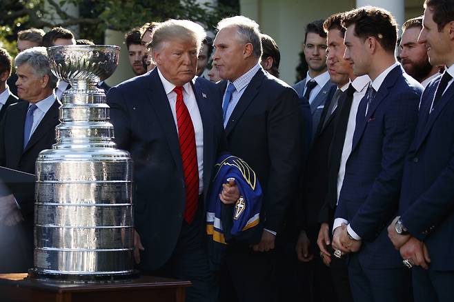 이날 발언을 마친 트럼프 대통령이 행사장을 벗어나고 있다. [AP=연합뉴스]