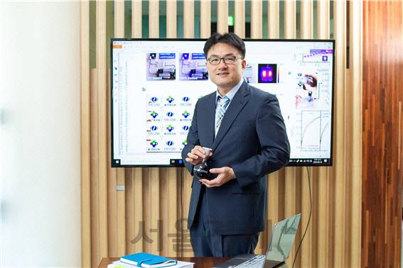 윤창훈 생기원 박사가 투명전극 제작에 사용되는 PEDOT:PSS 용액을 보여주고 있다. /사진제공=생기원