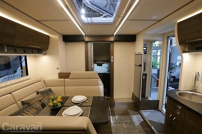 Q18 VARIO의 확장된 거실 모습