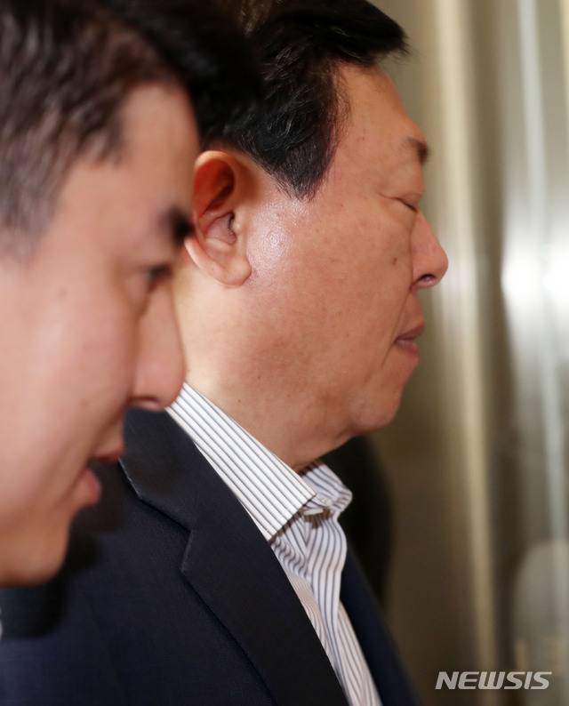 【서울=뉴시스】박주성 기자 = 신동빈 롯데그룹 회장이 지난 7월16일 오전 서울 송파구 롯데월드타워에서 열린 사장단 회의에 참석하고 있다. 2019.07.16. park7691@newsis.com
