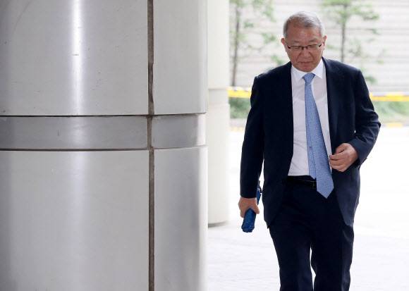 양승태 전 대법원장, 공판 출석 - 사법행정권 남용 의혹을 받는 양승태 전 대법원장이 9일 오전 서울 서초구 서울중앙지법에서 열린 속행 공판에 출석하기 위해 법정으로 향하고 있다. 2019.9.9 연합뉴스