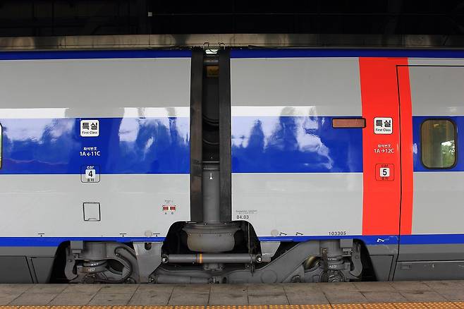 KTX에는 세 자리 번호가 부여된다. 열차번호는 객차 출입구 옆에 붙은 전광판에 표시된다. [중앙포토]